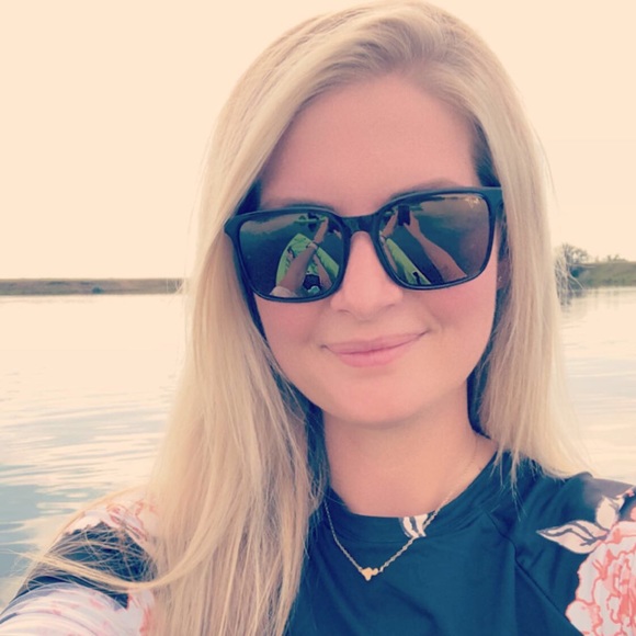 Meet your Posher, Tori - Picture 2 of 3